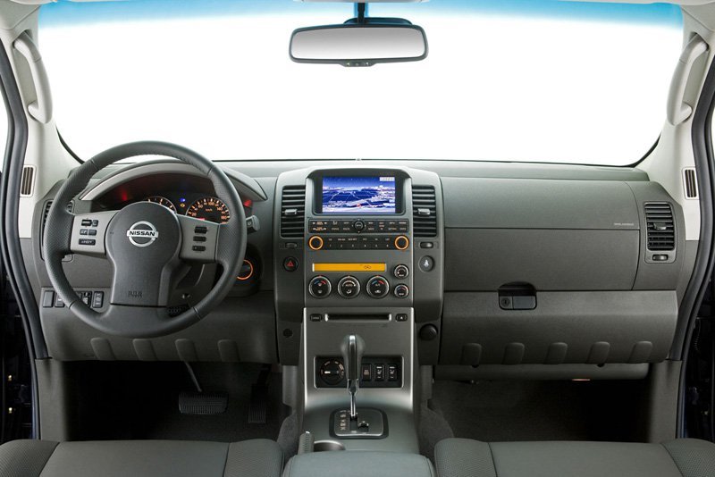 внедорожник Nissan Pathfinder 2004 - 2010г выпуска модификация 2.5 AT (174 л.с.)