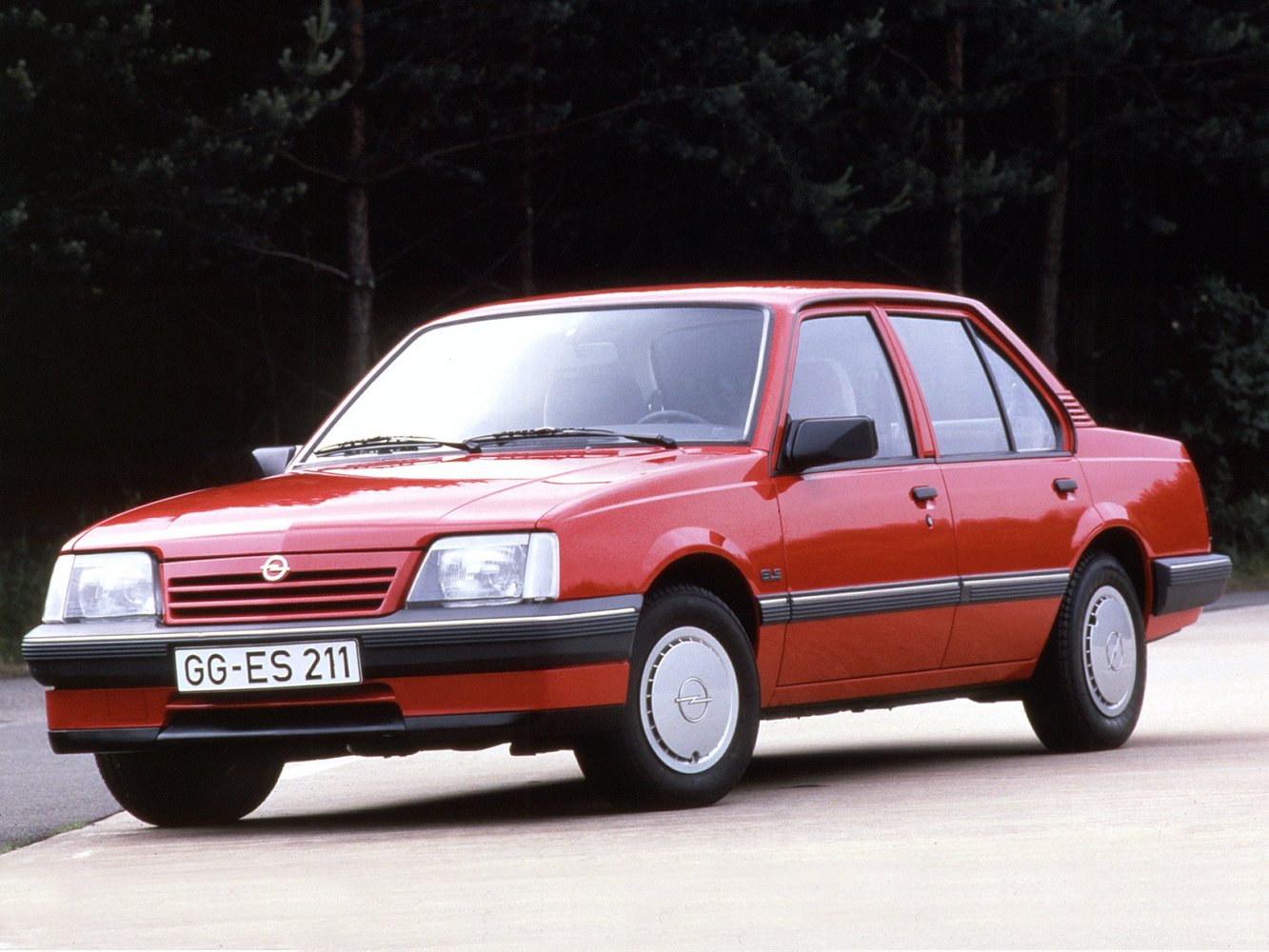 седан Opel Ascona 1981 - 1988г выпуска модификация 1.3 AT (75 л.с.)