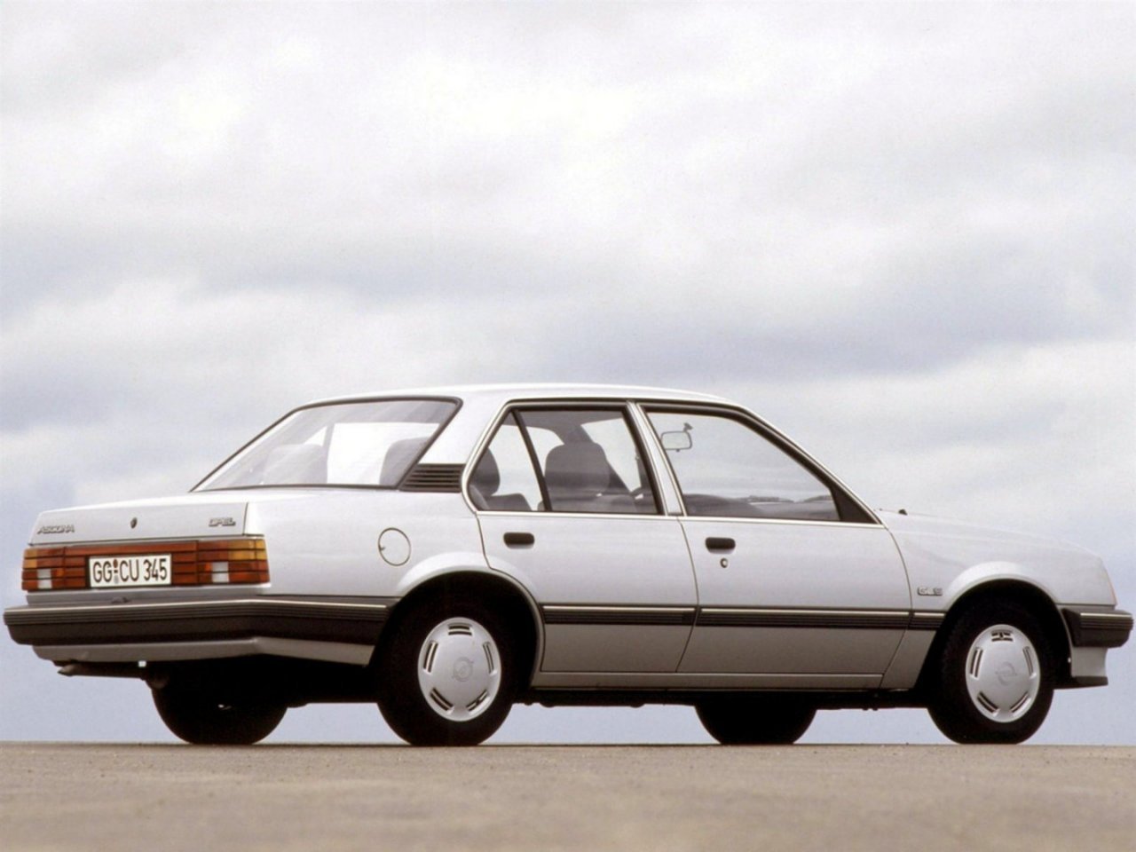 седан Opel Ascona 1981 - 1988г выпуска модификация 1.3 AT (75 л.с.)