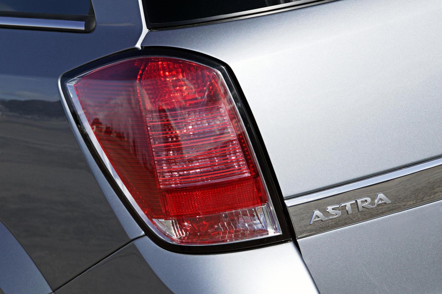 универсал Opel Astra 2004 - 2006г выпуска модификация 1.2 MT (90 л.с.)