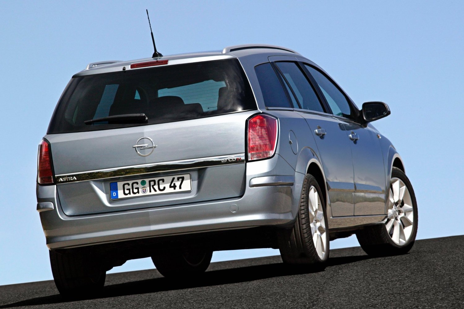 универсал Opel Astra 2004 - 2006г выпуска модификация 1.2 MT (90 л.с.)