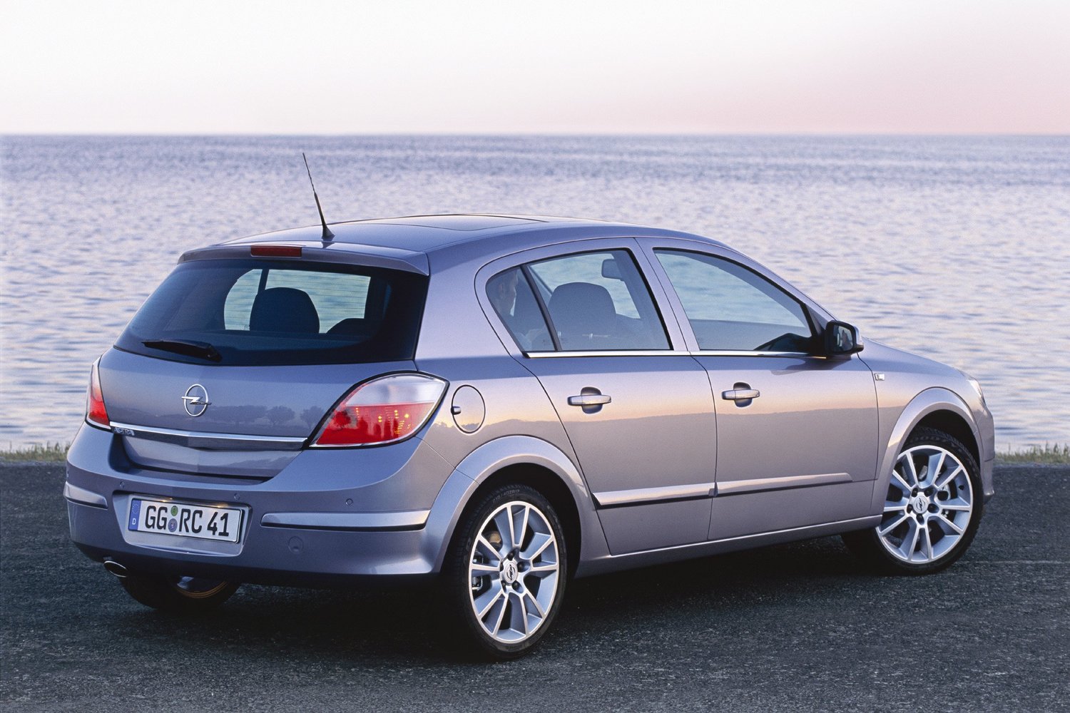 хэтчбек 5 дв. Opel Astra 2004 - 2006г выпуска модификация 1.2 AMT (90 л.с.)