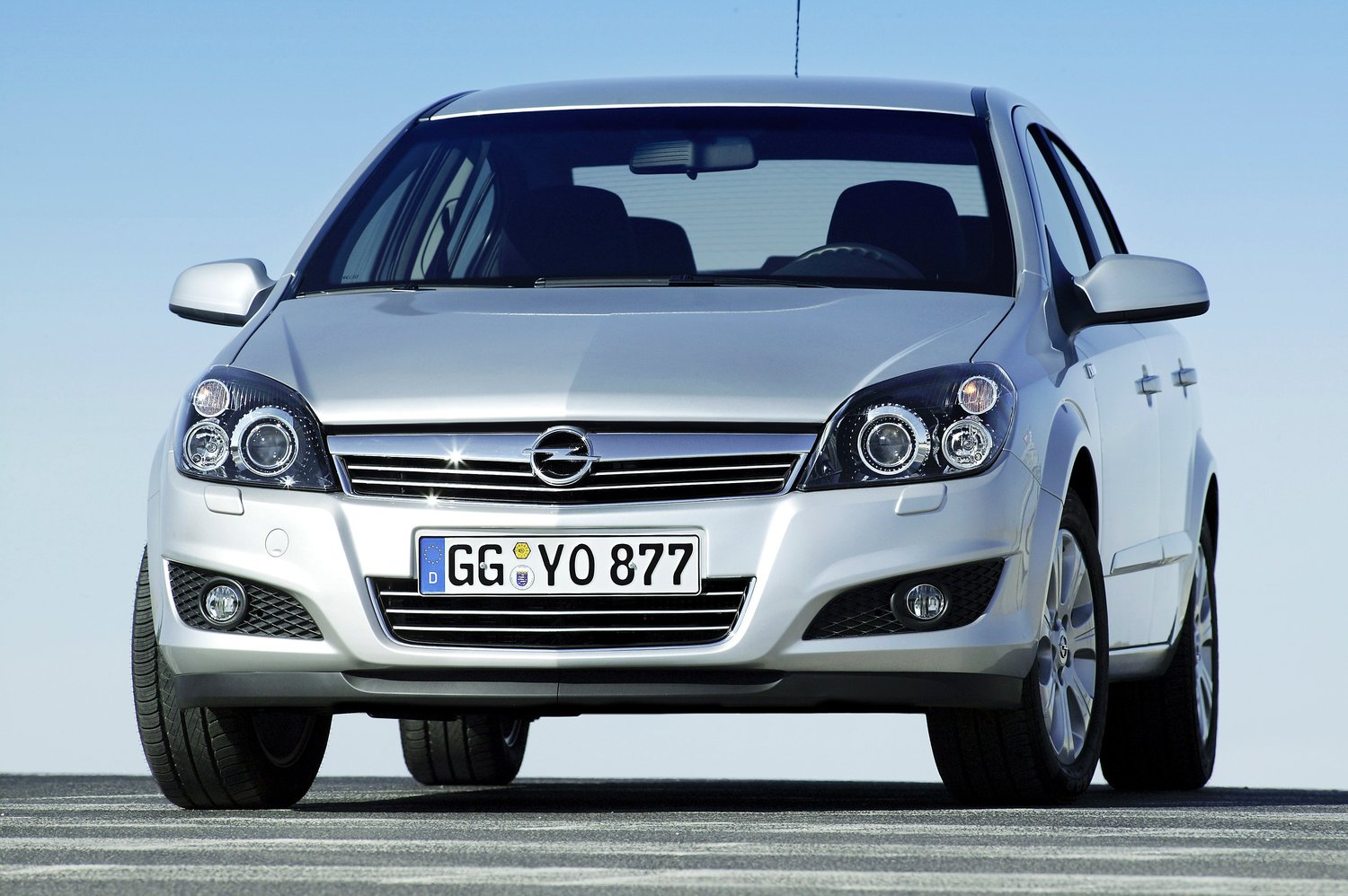 седан Opel Astra 2006 - 2015г выпуска модификация 1.2 MT (90 л.с.)