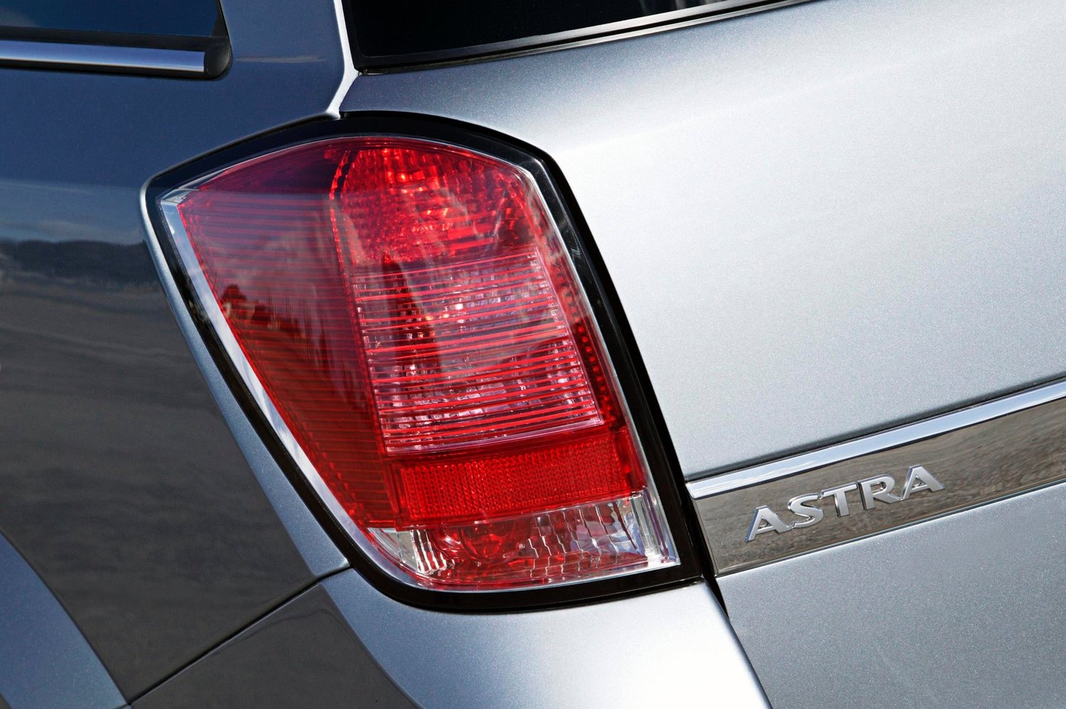 универсал Opel Astra 2006 - 2015г выпуска модификация 1.2 MT (90 л.с.)