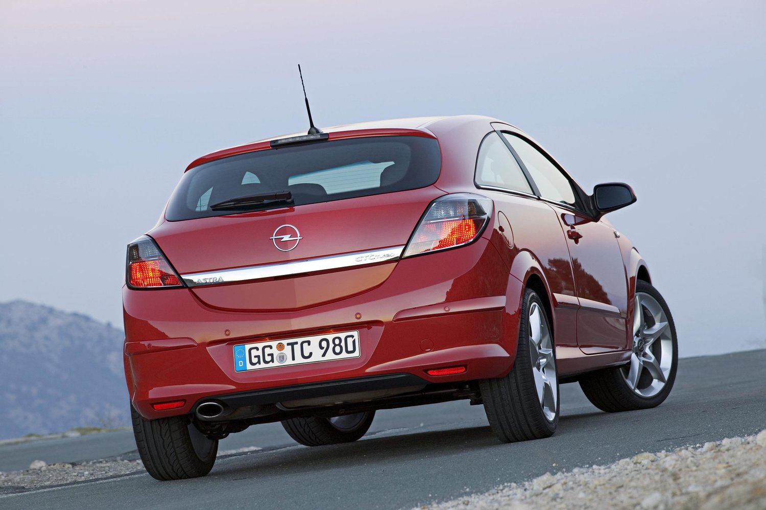 хэтчбек 3 дв. GTC Opel Astra 2006 - 2015г выпуска модификация 1.2 AMT (90 л.с.)