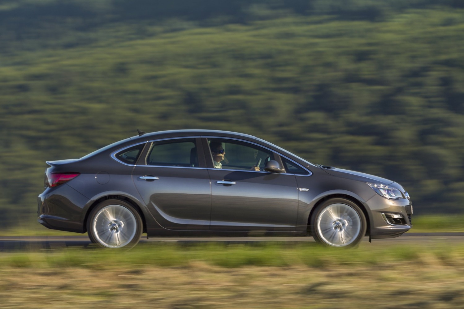 седан Opel Astra 2012 - 2016г выпуска модификация 1.2 MT (95 л.с.)