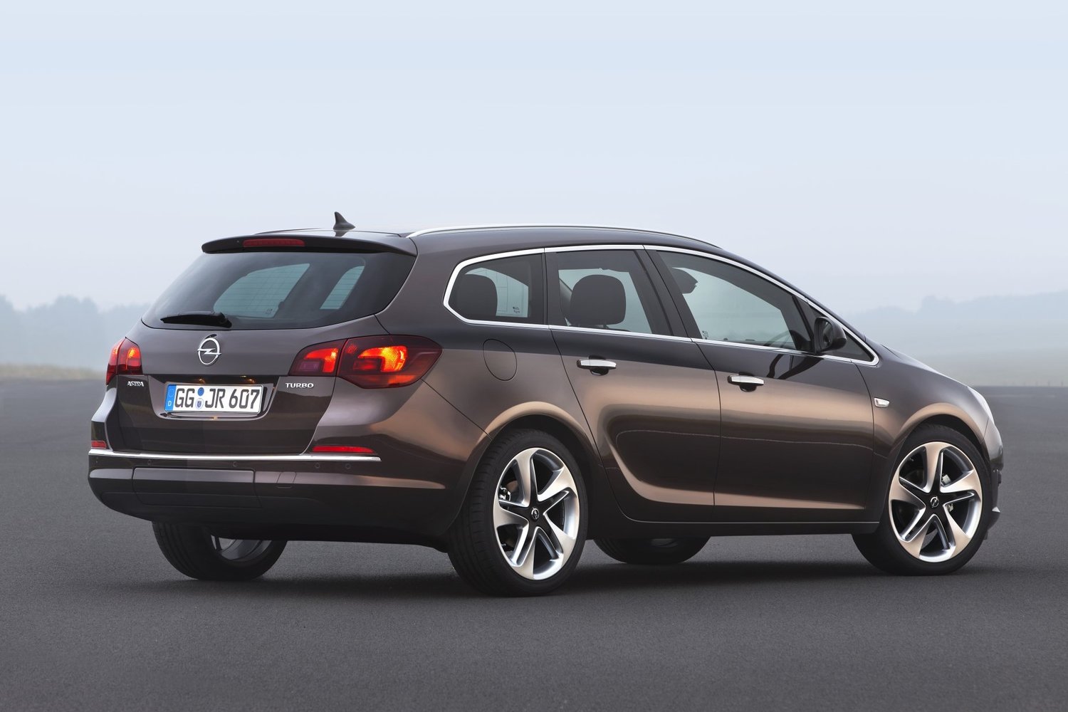 универсал Sports Tourer Opel Astra 2012 - 2016г выпуска модификация 1.2 MT (95 л.с.)