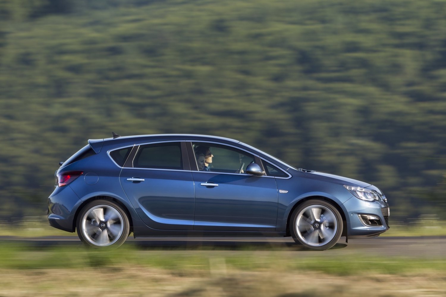 хэтчбек 5 дв. Opel Astra 2012 - 2016г выпуска модификация 1.2 MT (95 л.с.)