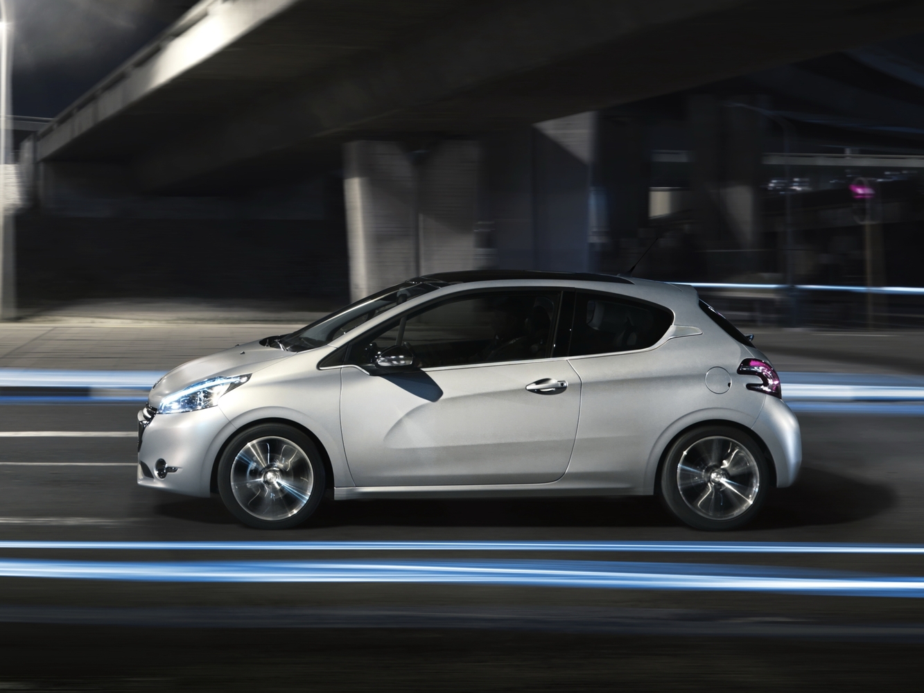 хэтчбек 3 дв. Peugeot 208 2013 - 2015г выпуска модификация 1.0 MT (68 л.с.)