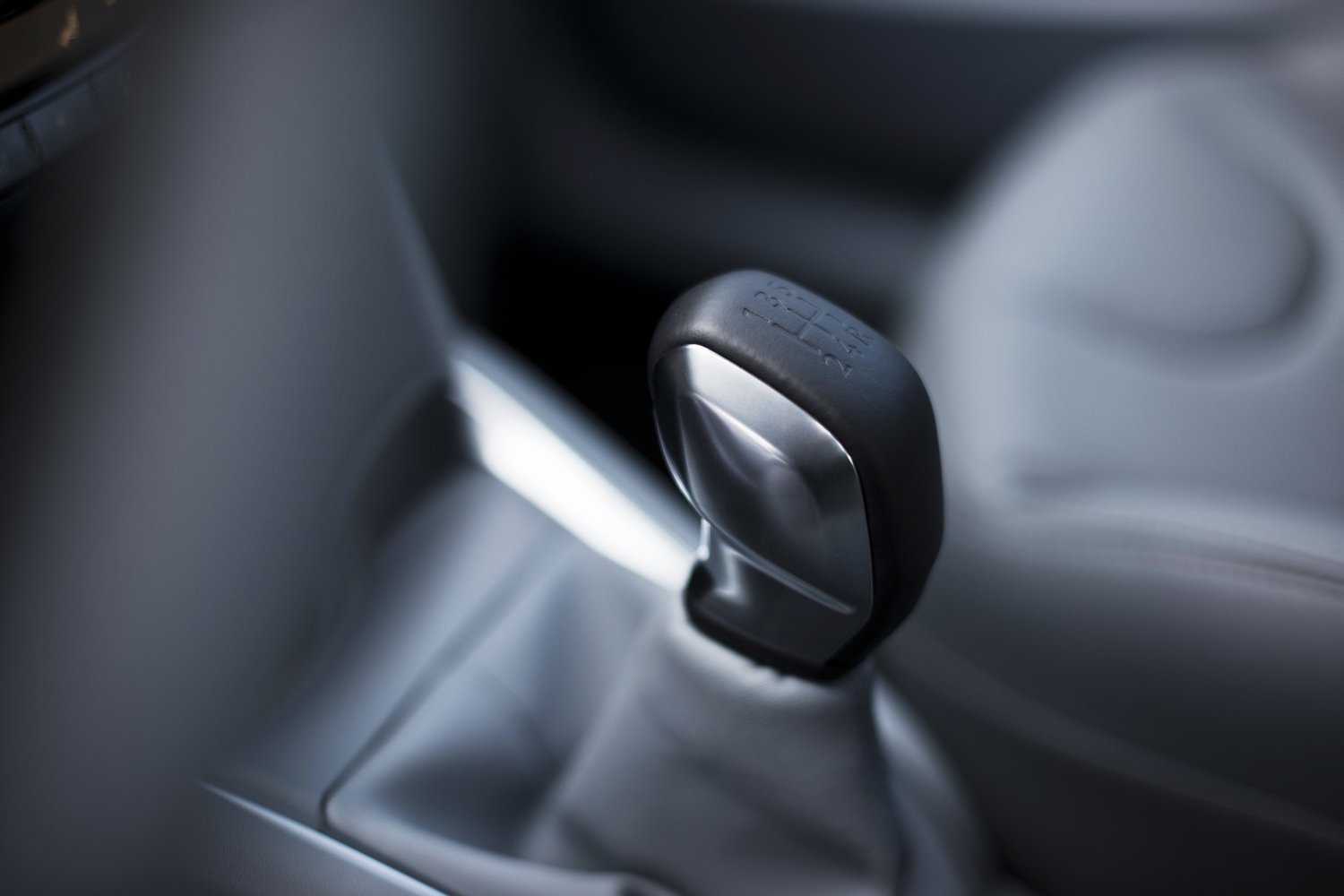 хэтчбек 5 дв. Peugeot 208 2013 - 2015г выпуска модификация 1.2 AMT (82 л.с.)