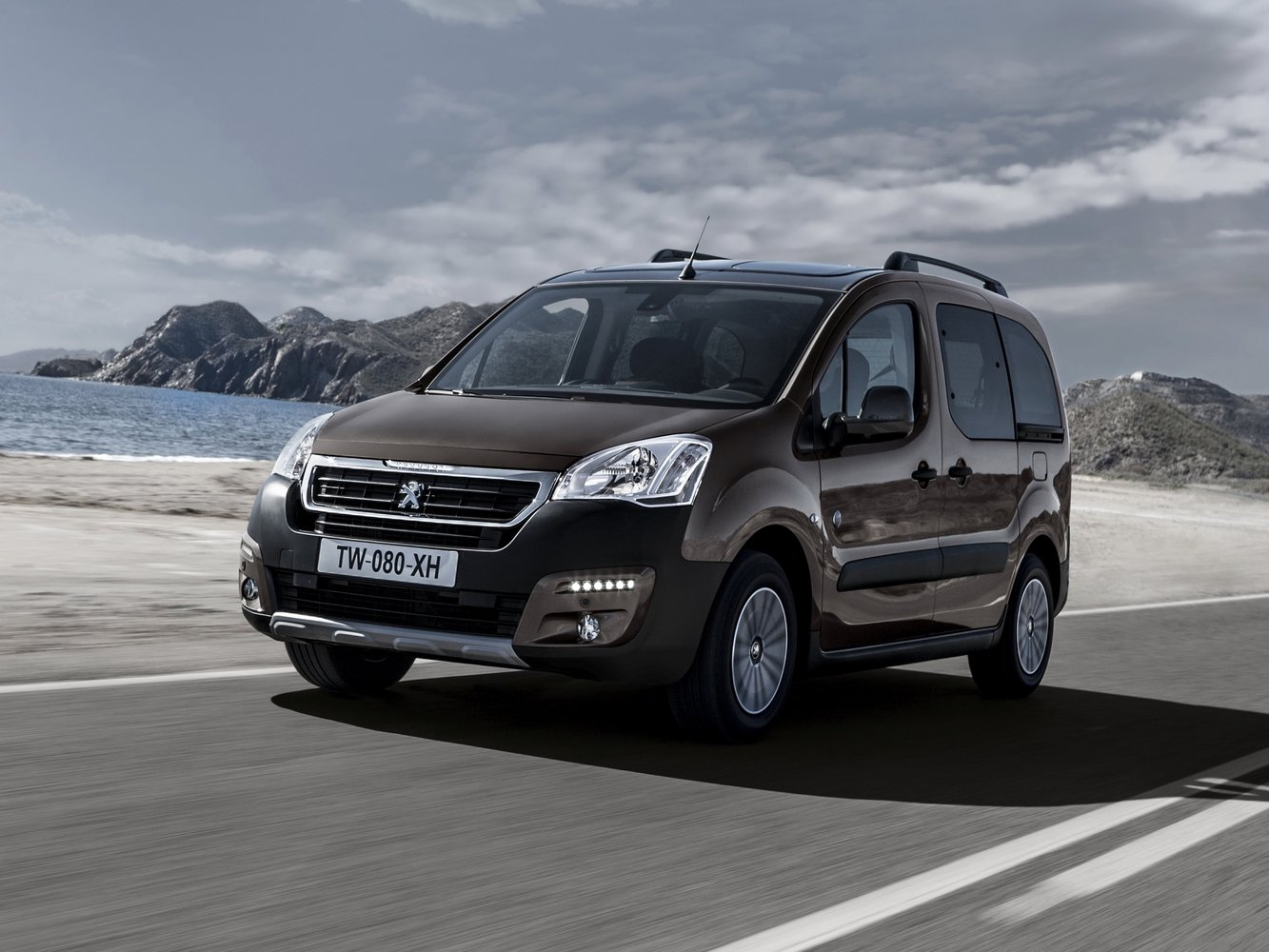 минивэн Peugeot Partner 2015 - 2016г выпуска модификация 1.6 AMT (100 л.с.)