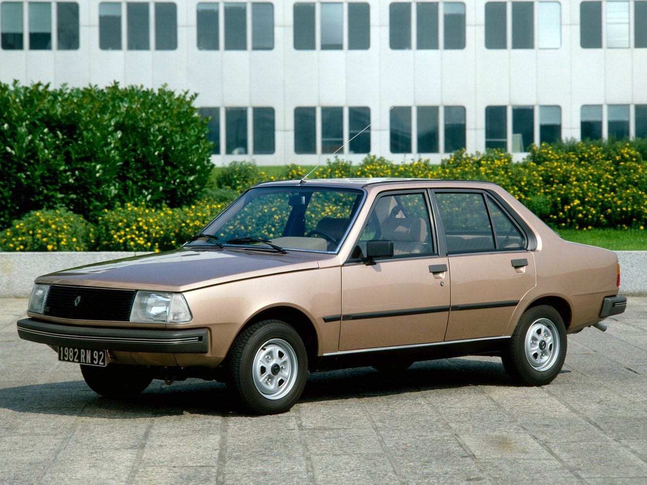 седан Renault 18 1978 - 1986г выпуска модификация 1.4 AT (64 л.с.)