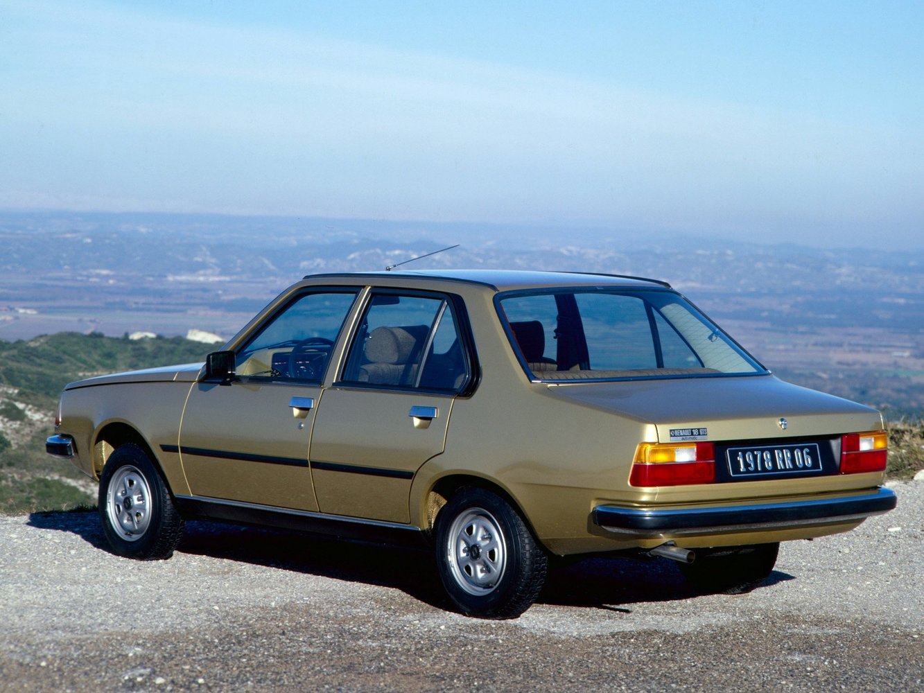 седан Renault 18 1978 - 1986г выпуска модификация 1.4 AT (64 л.с.)