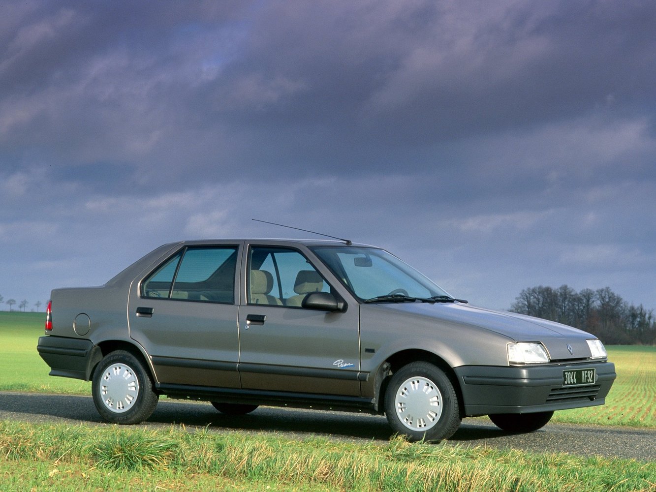 Renault старые. Renault 19 II. Рено 19 Chamade седан. Renault 19 Europa 1.4. Renault 19 1988.