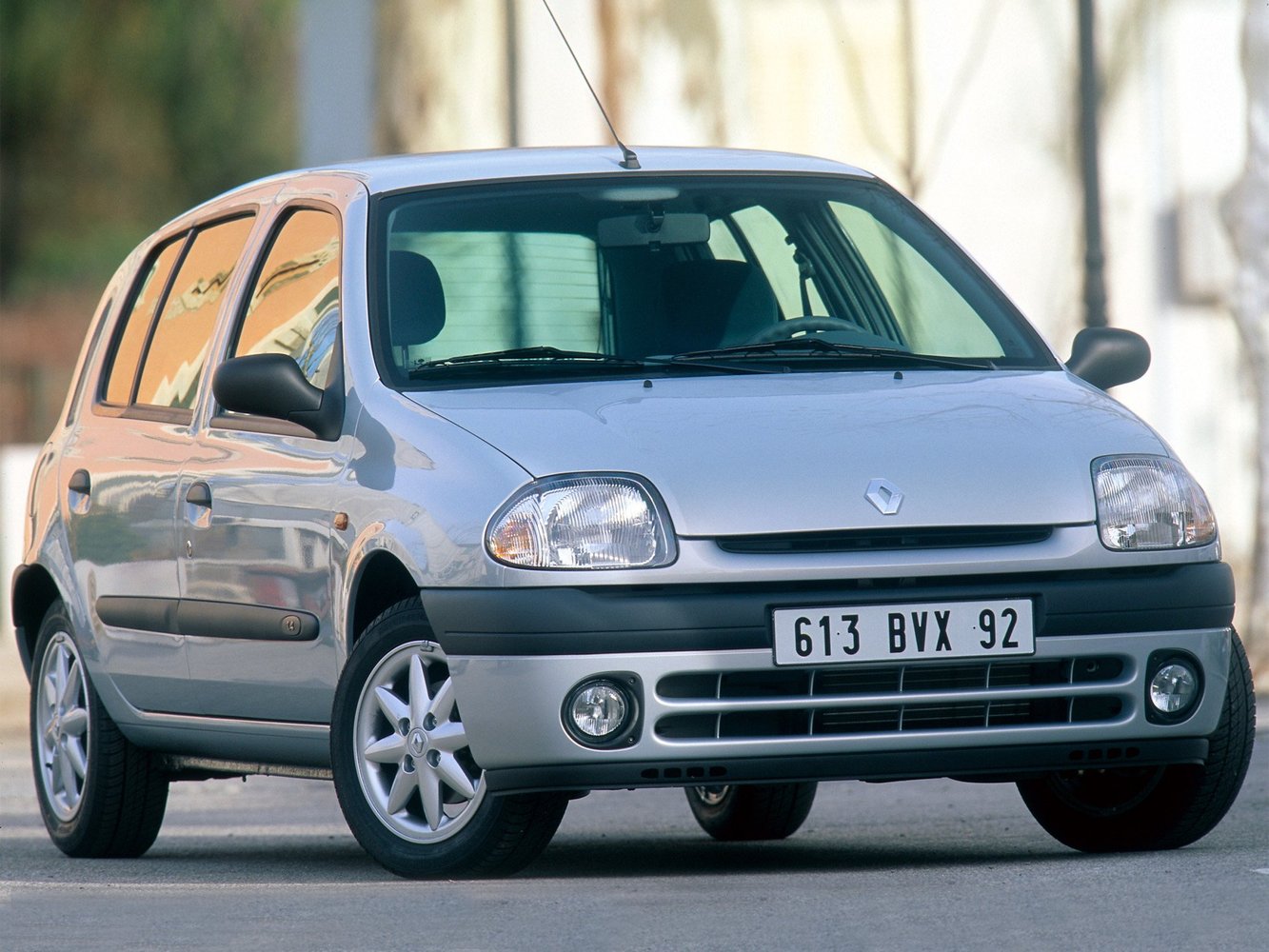 хэтчбек 5 дв. Renault Clio 1998 - 2001г выпуска модификация 1.1 AT (75 л.с.)