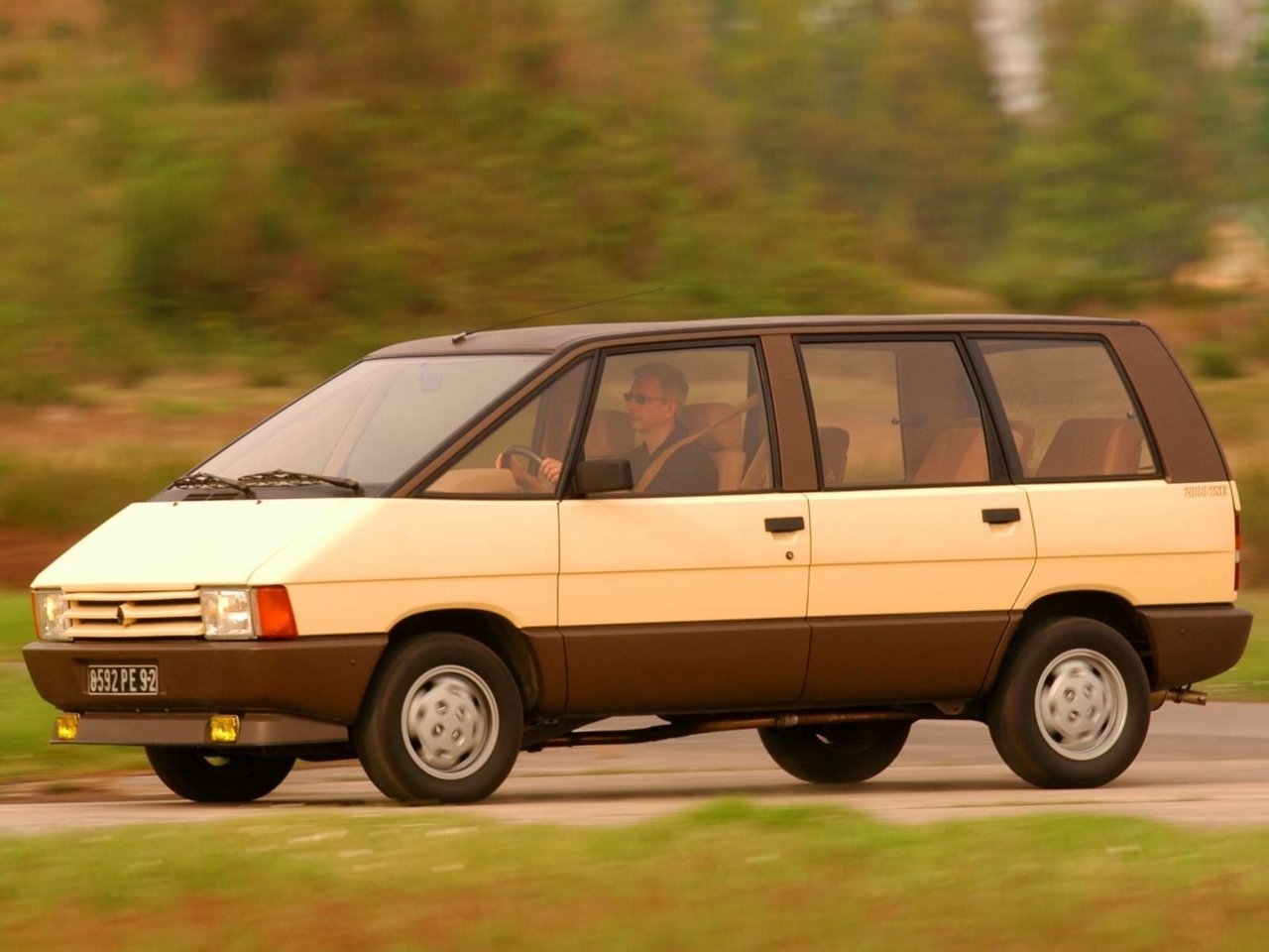 минивэн Renault Espace 1984 - 1992г выпуска модификация 2.0 MT (103 л.с.)