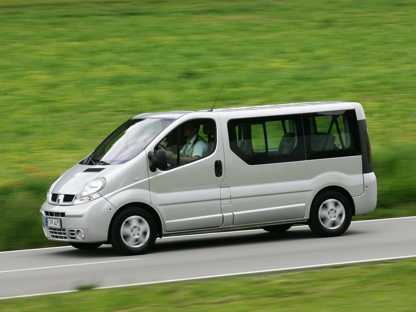 микроавтобус Renault Trafic 2001 - 2006г выпуска модификация 1.9 MT (100 л.с.)