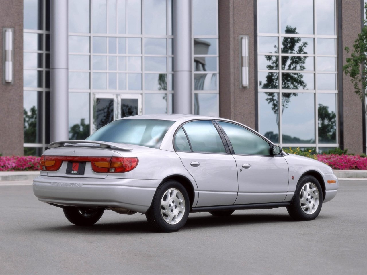 седан Saturn SL 1996 - 2002г выпуска модификация 1.9 AT (100 л.с.)