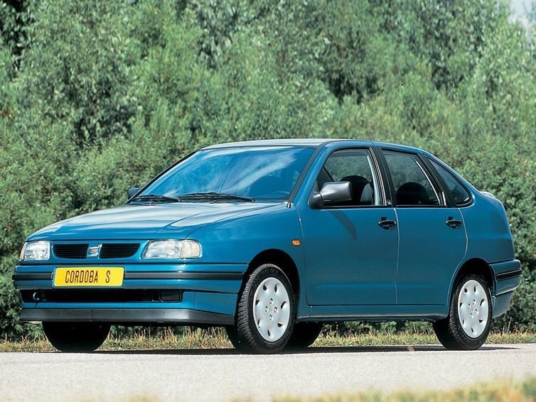 седан SEAT Cordoba 1993 - 1999г выпуска модификация 1.0 MT (50 л.с.)