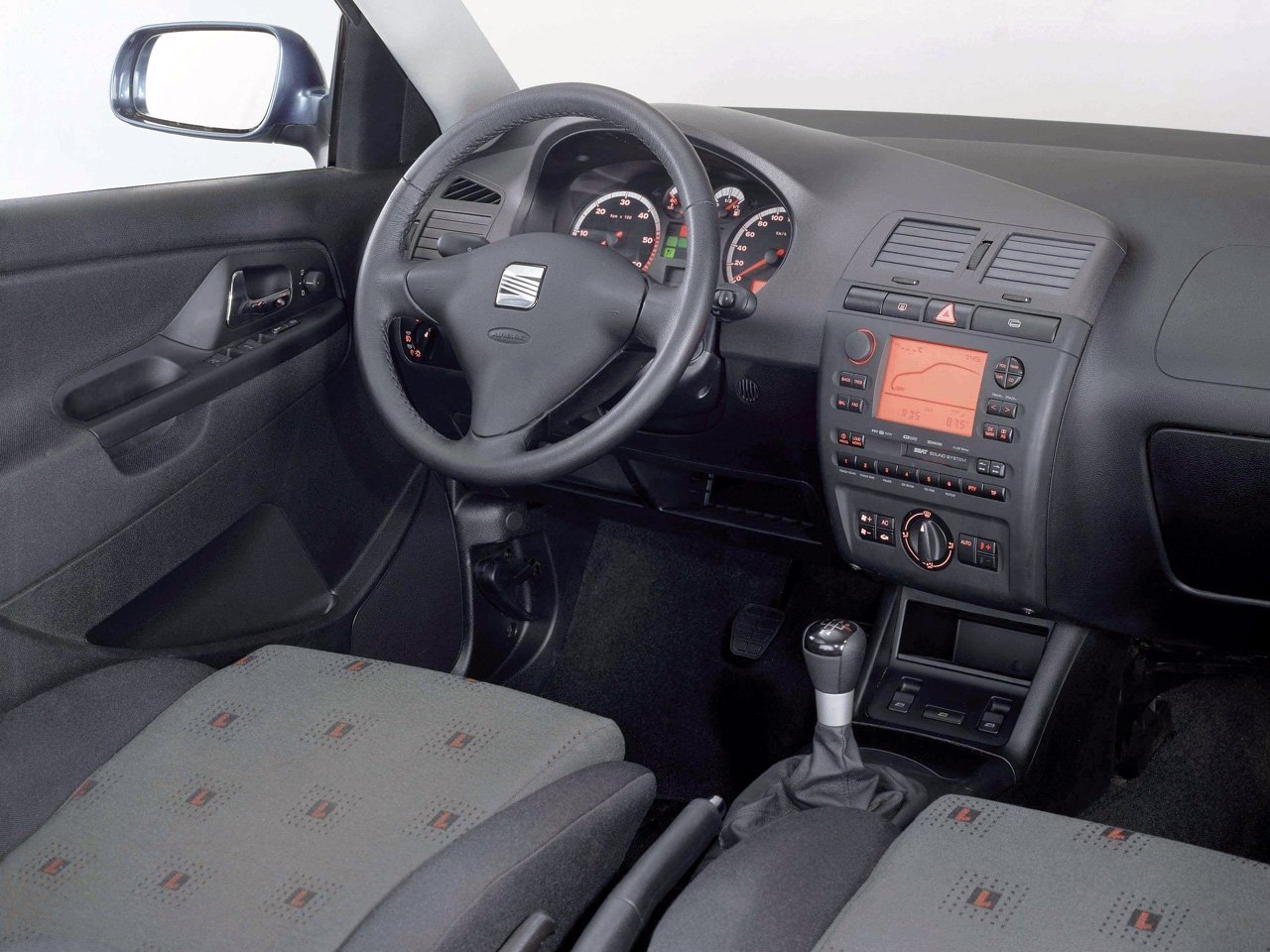 седан SEAT Cordoba 1999 - 2002г выпуска модификация 1.4 MT (60 л.с.)