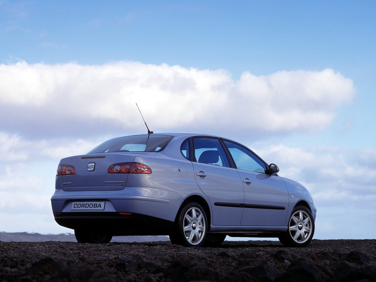 седан SEAT Cordoba 2002 - 2006г выпуска модификация 1.2 MT (64 л.с.)