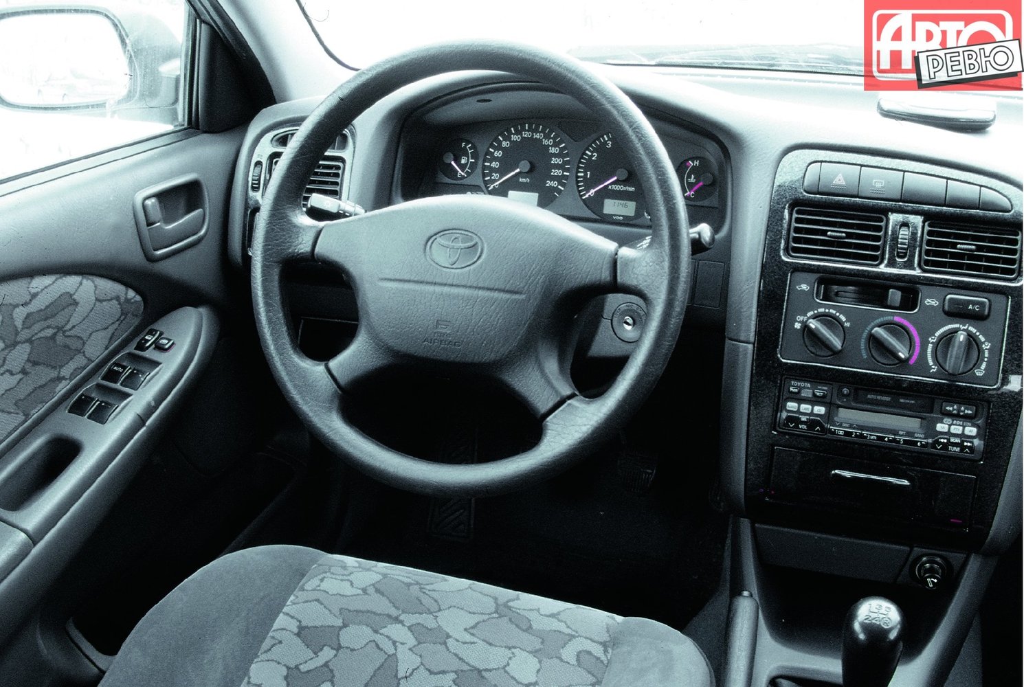седан Toyota Avensis 1997 - 2000г выпуска модификация 1.6 MT (101 л.с.)
