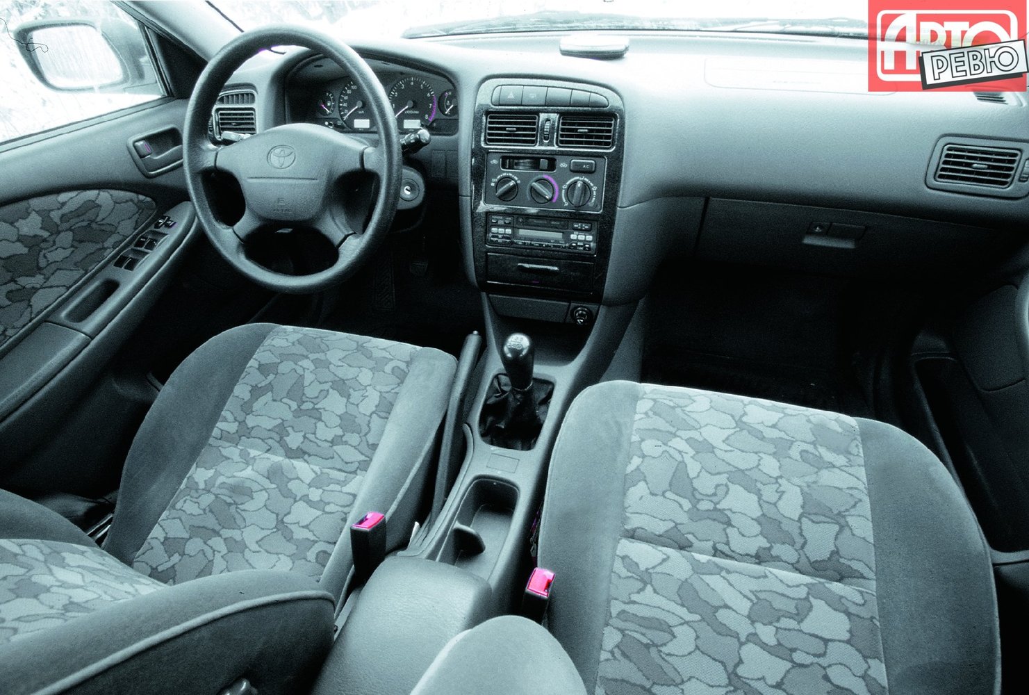 универсал Toyota Avensis 1997 - 2000г выпуска модификация 1.6 MT (101 л.с.)