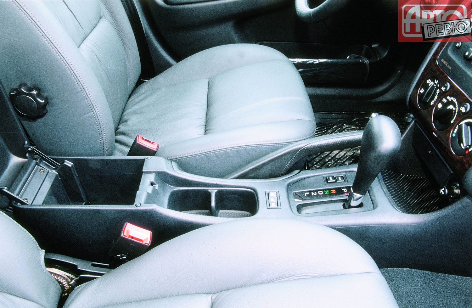 седан Toyota Avensis 2000 - 2003г выпуска модификация 1.6 MT (110 л.с.)