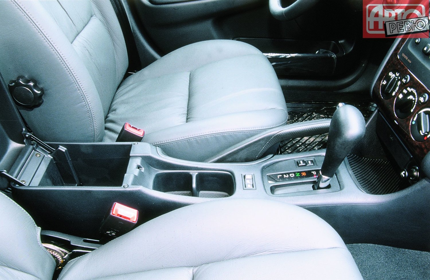 универсал Toyota Avensis 2000 - 2003г выпуска модификация 1.6 MT (110 л.с.)