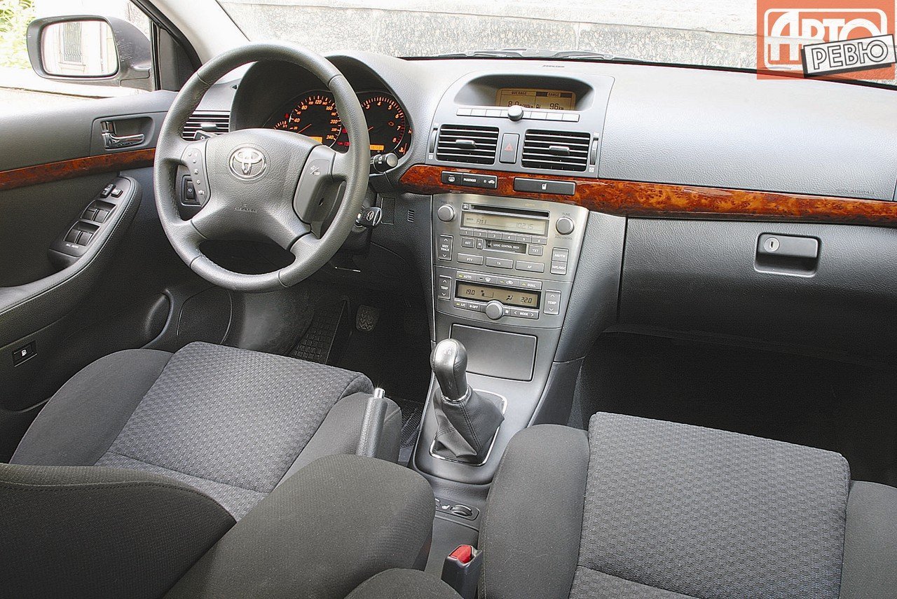 седан Toyota Avensis 2003 - 2006г выпуска модификация 1.6 MT (110 л.с.)
