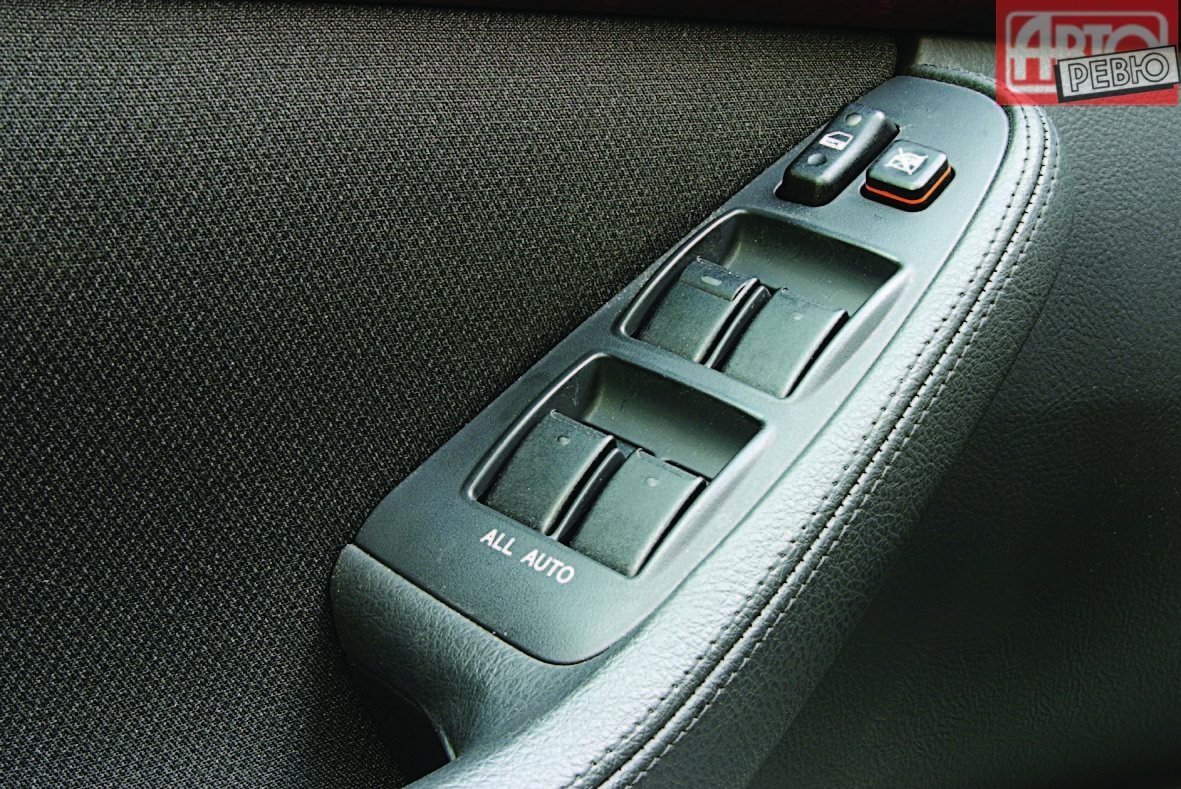 седан Toyota Avensis 2003 - 2006г выпуска модификация 1.6 MT (110 л.с.)