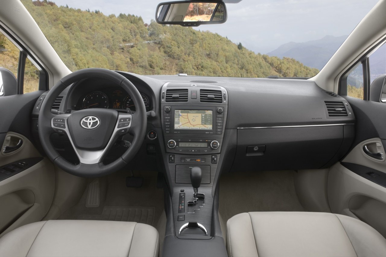 седан Toyota Avensis 2009 - 2011г выпуска модификация 2.0 MT (126 л.с.)