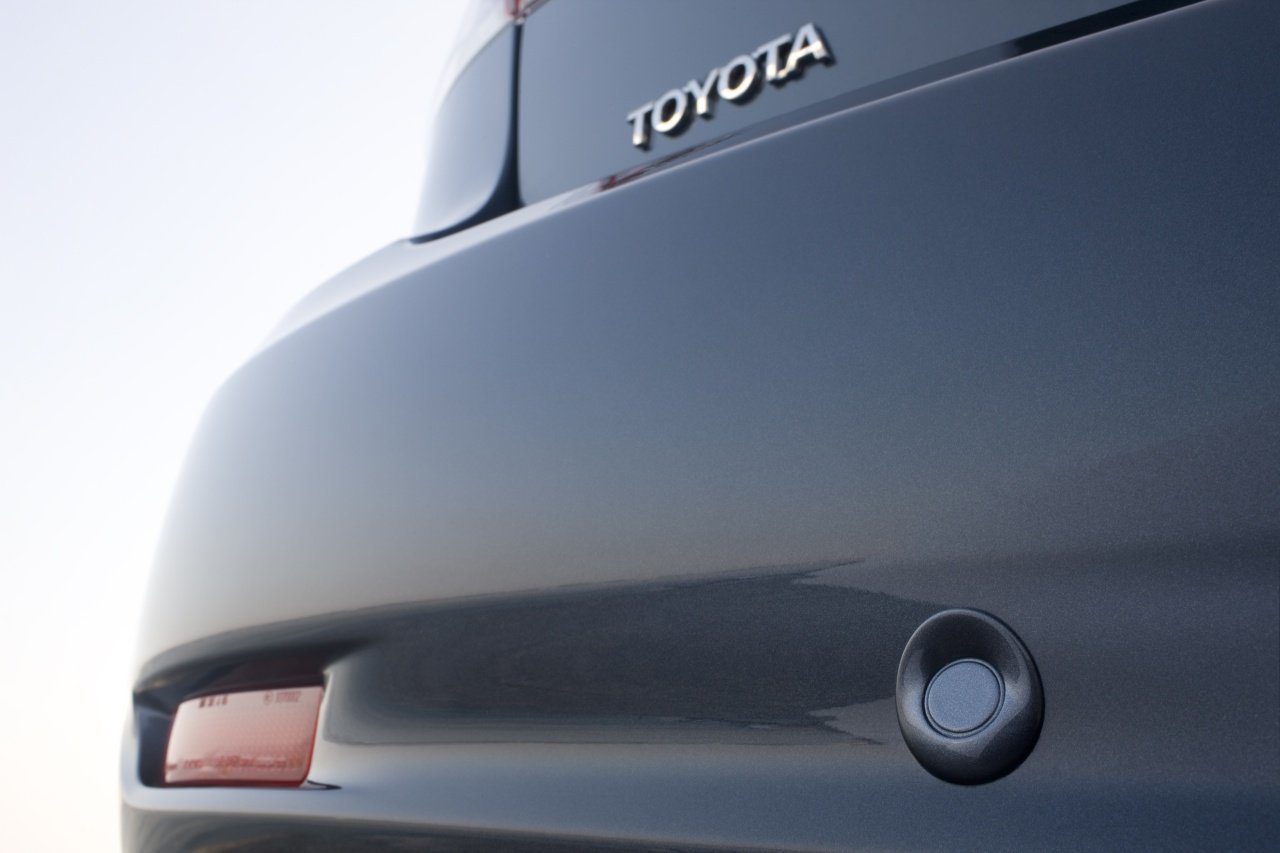 седан Toyota Avensis 2009 - 2011г выпуска модификация 2.0 MT (126 л.с.)
