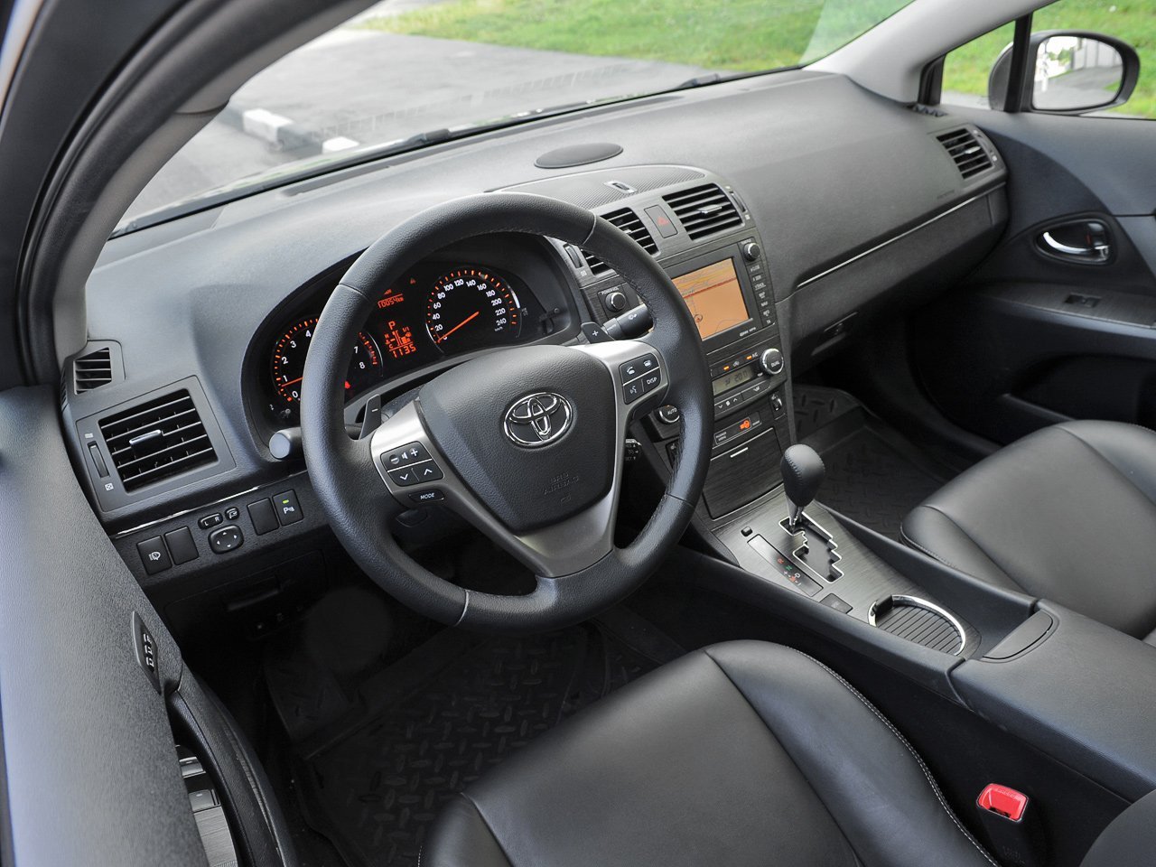 универсал Toyota Avensis 2009 - 2011г выпуска модификация Комфорт Плюс 1.8 MT (147 л.с.)