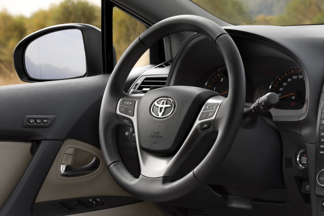 универсал Toyota Avensis 2009 - 2011г выпуска модификация Комфорт Плюс 1.8 MT (147 л.с.)