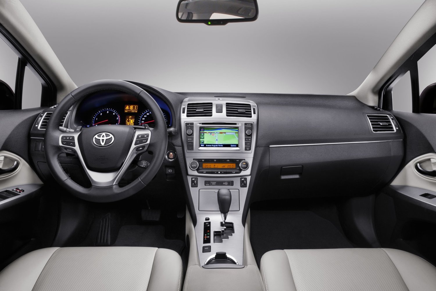 седан Toyota Avensis 2011 - 2015г выпуска модификация 1.6 MT (132 л.с.)