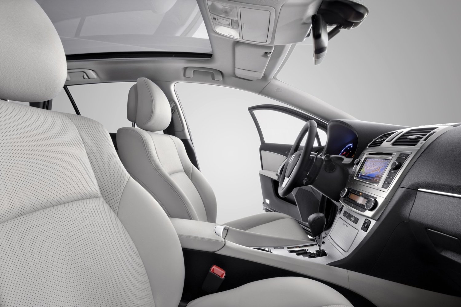 седан Toyota Avensis 2011 - 2015г выпуска модификация 1.6 MT (132 л.с.)