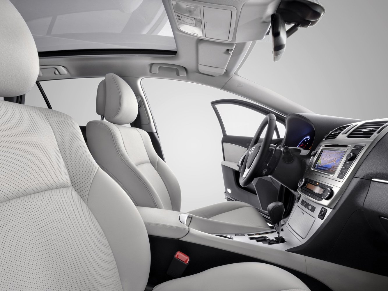 универсал Toyota Avensis 2011 - 2015г выпуска модификация 1.6 MT (132 л.с.)