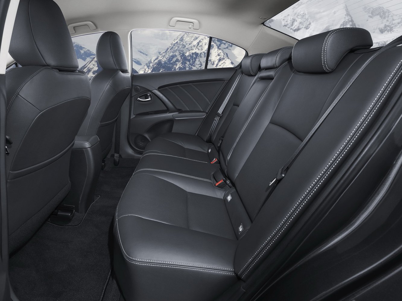 седан Toyota Avensis 2015 - 2016г выпуска модификация 1.6 MT (112 л.с.)