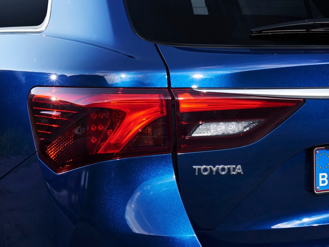 универсал Toyota Avensis 2015 - 2016г выпуска модификация 1.6 MT (112 л.с.)