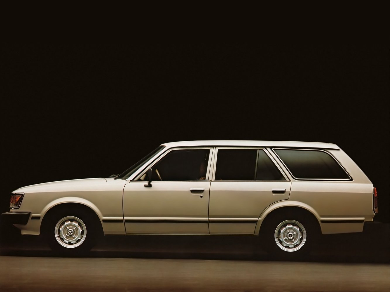 универсал Toyota Carina 1977 - 1981г выпуска модификация 1.6 AT (75 л.с.)