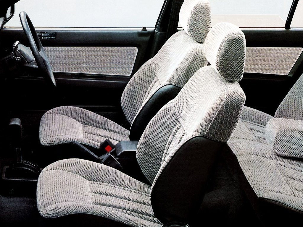 седан Toyota Carina 1983 - 1988г выпуска модификация 1.6 AT (84 л.с.)