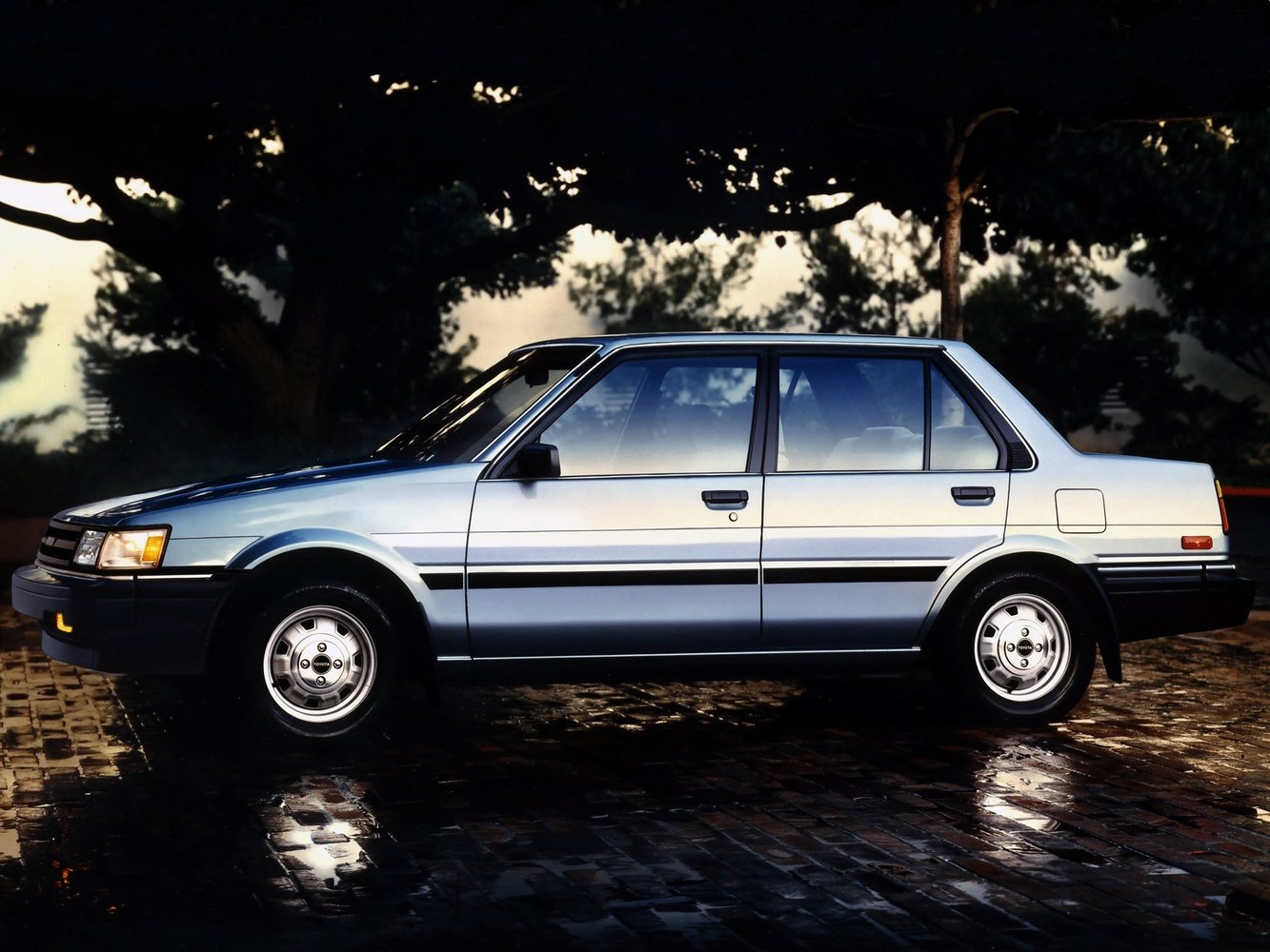седан Toyota Corolla 1983 - 1987г выпуска модификация 1.6 AT (73 л.с.)