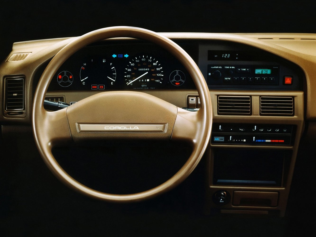 седан Toyota Corolla 1987 - 1991г выпуска модификация 1.3 AT (75 л.с.)