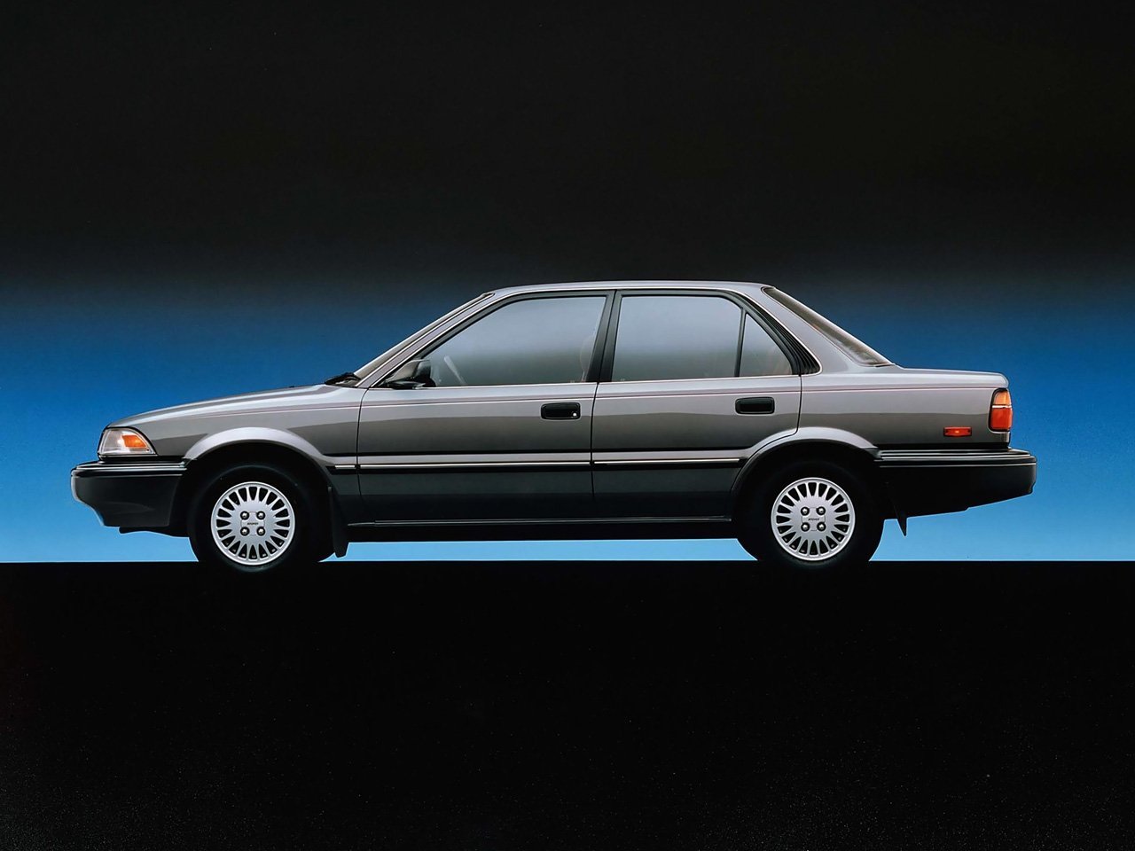 седан Toyota Corolla 1987 - 1991г выпуска модификация 1.3 AT (75 л.с.)