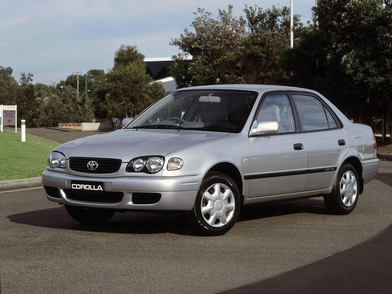 седан Toyota Corolla 1999 - 2002г выпуска модификация 1.3 AT (85 л.с.)