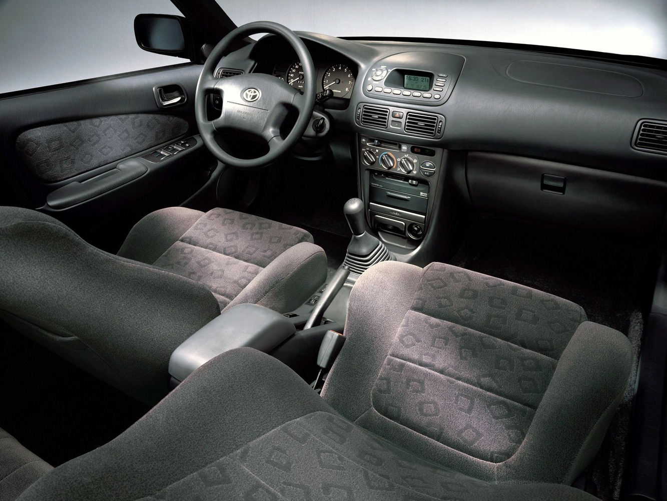 универсал Toyota Corolla 1999 - 2002г выпуска модификация 1.3 AT (85 л.с.)