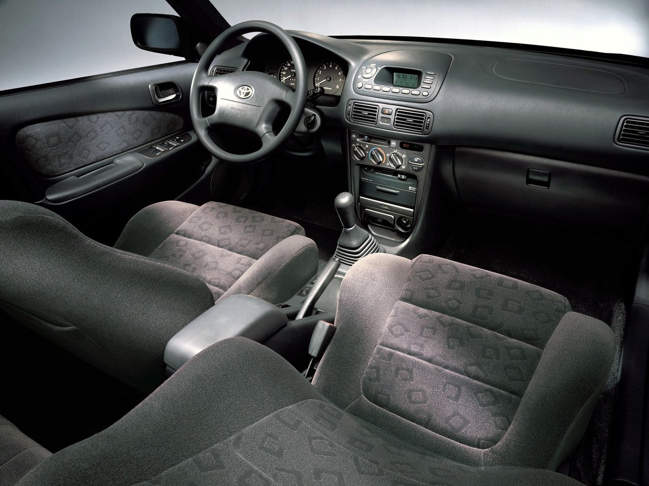 хэтчбек 5 дв. Toyota Corolla 1999 - 2002г выпуска модификация 1.3 AT (85 л.с.)