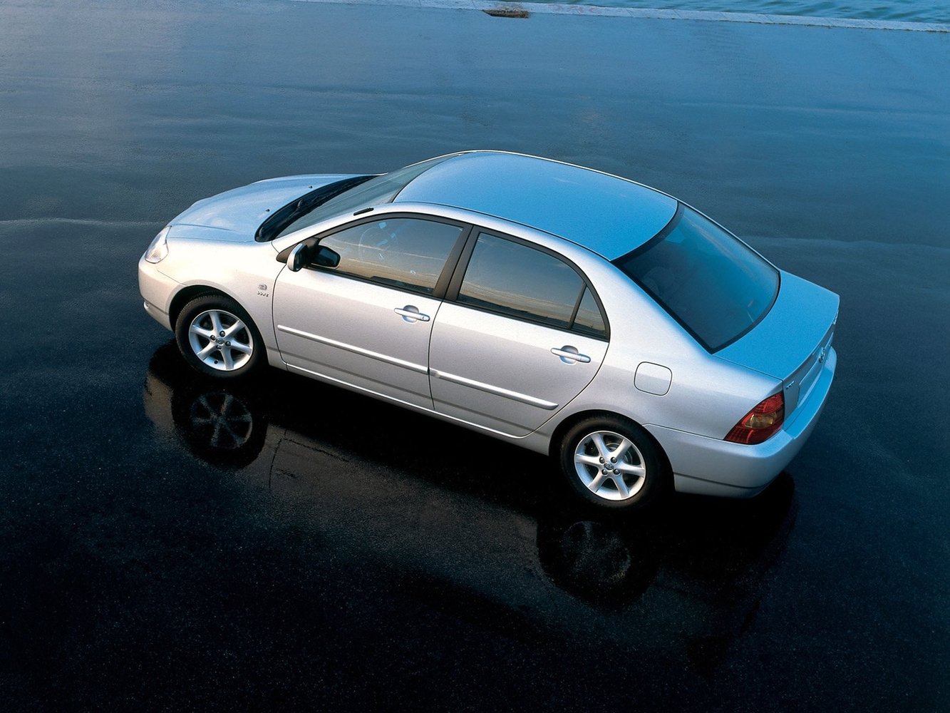 седан Toyota Corolla 2001 - 2004г выпуска модификация 1.3 AT (88 л.с.)