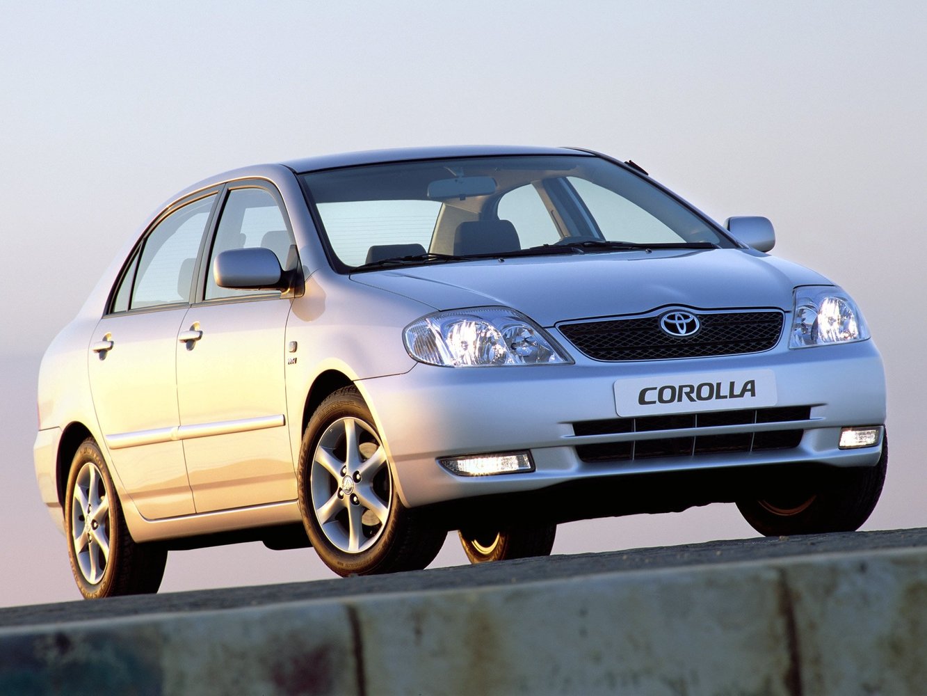 седан Toyota Corolla 2001 - 2004г выпуска модификация 1.3 AT (88 л.с.)